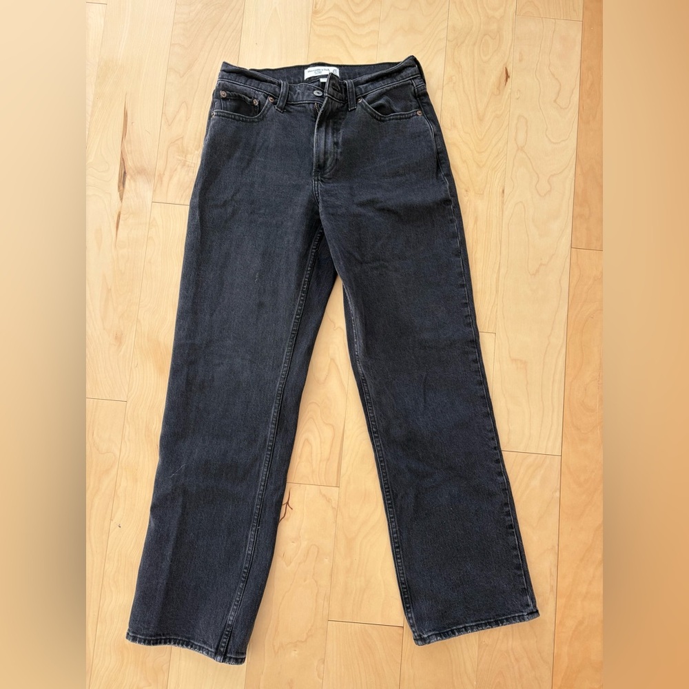 A&F WASHED BLACK CURVE LOVE “THE BAGGY” LOW RISE JEAN